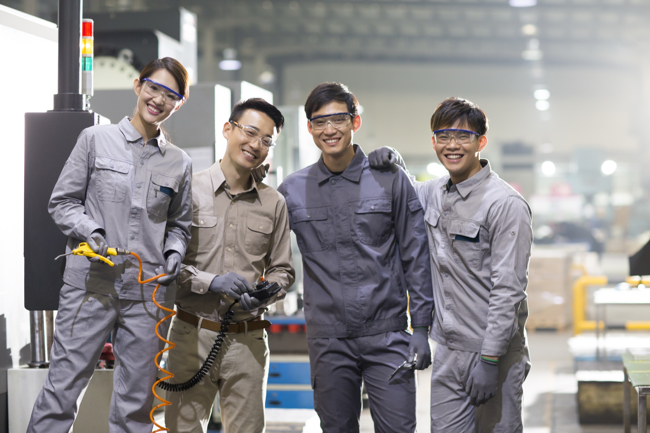 Team tecnico in ambiente industriale