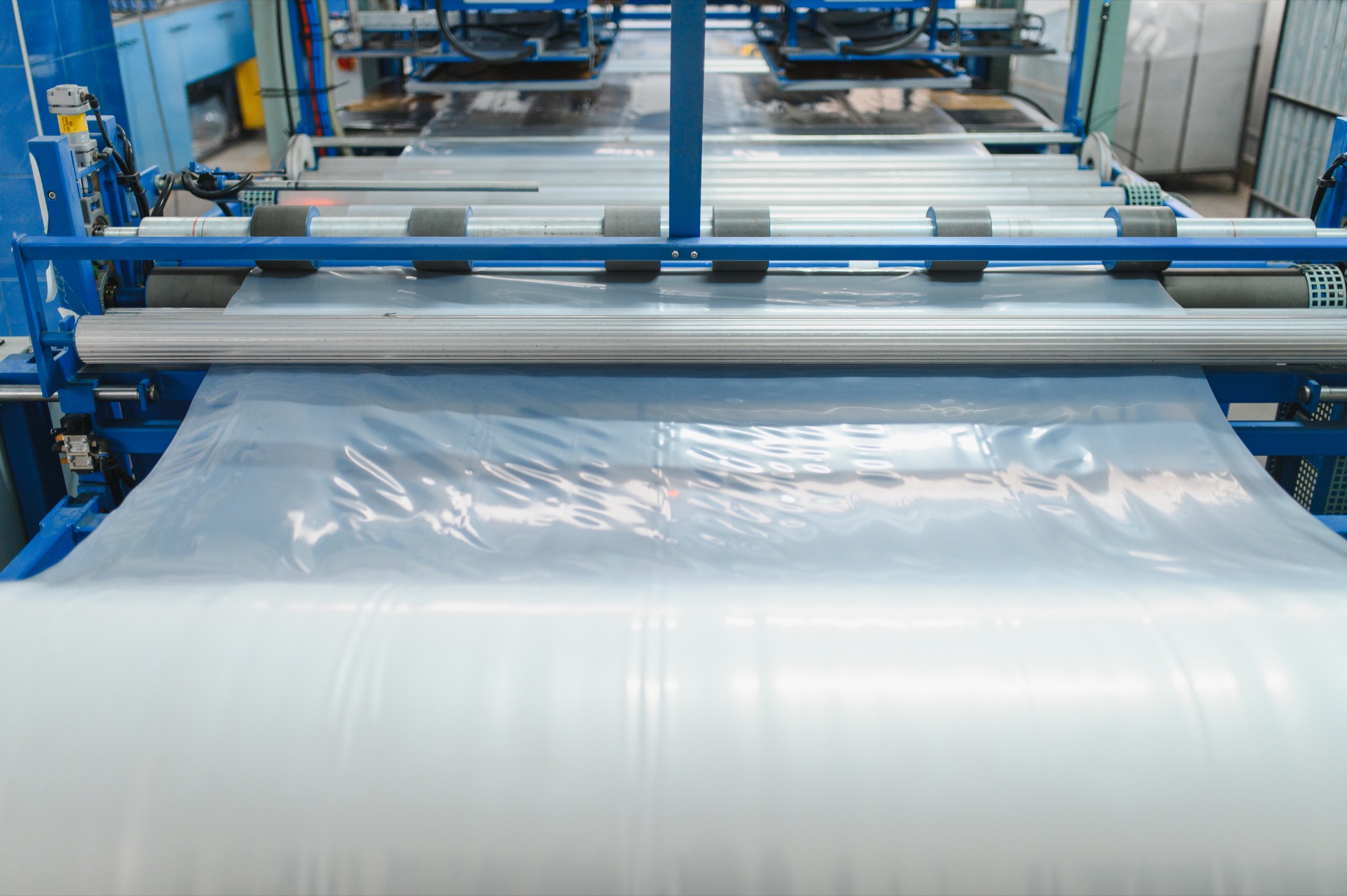Macchinario industriale per lavorazione continua di materiale plastico